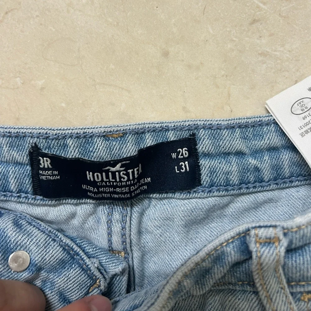Hollister Light Wash Jean Shorts - Picture 3 of 3